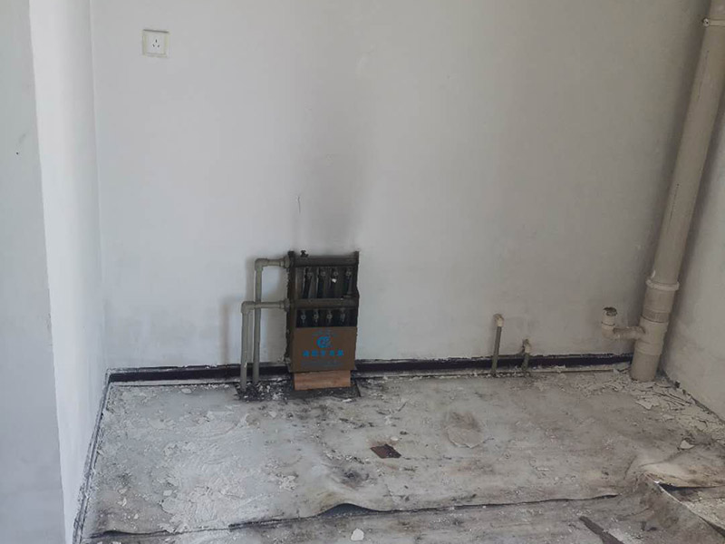 舊房墻面翻新裝修:在墻面翻新前，需要先將舊漆面鏟除干凈，之后在進行打磨，將墻面的浮沉雜物都清理干凈。如果墻面有凹凸不平的情況，要先用膩子修補，如果墻面出現(xiàn)空鼓的現(xiàn)象，也要將整面的墻皮進行鏟除，在做后續(xù)的處理。在刮膩子之前，先用尺子檢測一下墻面的平整度，在施工時，對不平整的地方進行多次涂刮，修補好不平整的區(qū)域。一般膩子刮兩遍即可，每次膩子刮完后要進行打磨，可以讓墻面更加光滑。