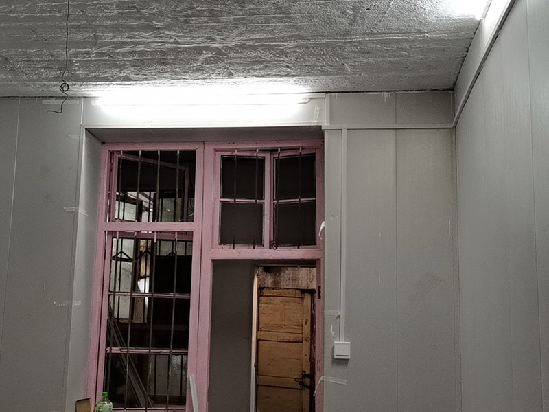 老房電路明線安裝：1、穿管敷設(shè)。將鍍鋅電線管、PVC或PPR電線管沿天棚或墻面敷設(shè)（用配套U型或C型線卡固定），電線穿入其中。這種方式最安全規(guī)范。 2、壓槽敷設(shè)。將電線槽（現(xiàn)在一般為聚氯乙烯塑料制品）用鋼釘固定在天花或墻面，再將電線壓入線槽。這種方式便于維修且比較美觀。 3、護(hù)套線敷設(shè)。將護(hù)套電線沿踢腳線上沿和門窗套外側(cè)敷設(shè)。用小型塑料線卡固定。這種方式最簡(jiǎn)便經(jīng)濟(jì)。