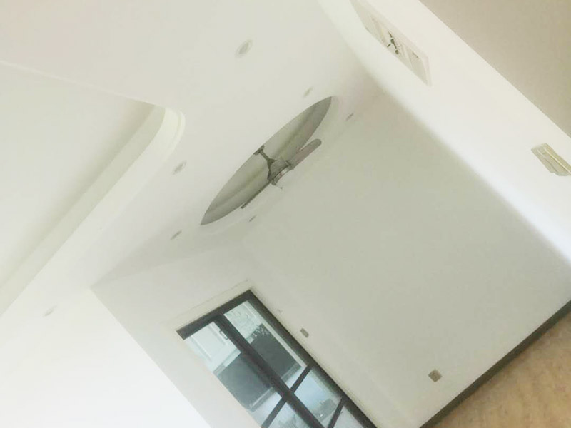 全屋墻面翻新打掃：【基層處理】做基層處理時，一定要涂刷界面劑，其次掛網(wǎng)施工是不可避免的，這樣才能有效使墻面膩子不會開裂，導(dǎo)致墻漆起皮掉粉。 【膩子打磨】每批刮一遍膩子后，一定要做驚喜打磨，且必須用到強(qiáng)光一邊照射一邊進(jìn)行打磨，保證膩子的細(xì)膩性，使膩子平整度更好，這個過程很考驗施工師傅的水平。 【漆膜保護(hù)】施工結(jié)束后切記不要去觸碰漆膜，這樣很容易導(dǎo)致漆膜破裂，保持正常通風(fēng)，不能加速干燥。 所有施工完成后就可以進(jìn)行遮蔽保護(hù)材料的撤除了，撤除期間一定要注意搬移物品時不要觸碰到墻面，因為施工結(jié)束后7天為漆膜的保養(yǎng)期，這期間一定不能觸碰漆面，保持正常通風(fēng)，不建議開啟空調(diào)加速干燥，如果有玷污,可用濕毛巾輕輕擦洗！