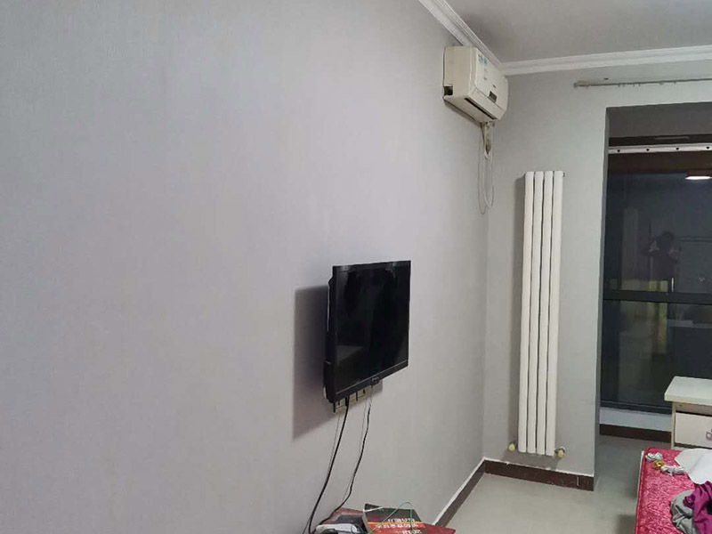 墻漆粉刷翻新：考慮鏟墻方便，需要在舊墻上灑水，潤濕后鏟墻皮才會省力一些。被水浸濕后的墻皮比較好鏟，直到水泥砂漿墻面露出，或者膩子層露出。這一步是個體力活，要費很大的功夫才能將墻皮鏟除干凈。將界面劑涂刷在墻面上，涂刷時要均勻，每一處墻面都要涂刷到位，不可有遺漏，以免影響墻面的翻新效果。對于墻面有開裂的地方，需要使用牛皮紙帶或者白乳膠來修補裂縫。只有裂縫修補好后，才能解決舊墻的開裂問題。修補裂縫后，墻面會出現(xiàn)不平現(xiàn)象，對此要對墻面做找平。一般找平用石膏比較多。找平后才能繼續(xù)下一步施工。膩子一般選用顆粒細度較高和質(zhì)地較硬的，這種膩子質(zhì)量好，批刮后效果會比較好。膩子里可添加白乳膠，能大大提高膩子的硬度。墻面打磨很重要，會讓墻面變得光滑、平齊。因為膩子批刮后，墻面上會留有一些坑眼，因此需要打磨。建議大家用較細的砂紙來打磨，如果砂紙?zhí)值脑挄粝潞苌畹纳昂?，刷漆是覆蓋不掉的，如此便會影響墻面的刷漆效果。打磨完畢一定要徹底清掃一遍墻面，以免粉塵太多，影響漆的附著力。