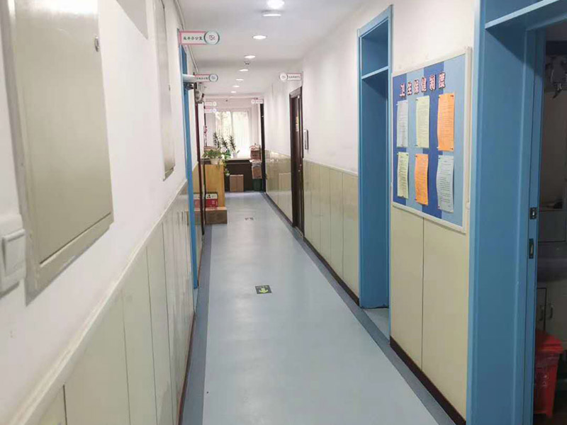 幼兒園墻面粉刷:首先，基層處理。先要將墻面起皮或松動的部分給清理干凈，可以用水泥砂漿進(jìn)行處理。如果墻體存在細(xì)微的裂縫，那可以用牛皮紙結(jié)合白色乳膠將其填補(bǔ)好;但如果是輕體墻和保溫墻等非承重墻，那盡量選擇質(zhì)地比較好的墻布或網(wǎng)格布，同樣也使用乳膠進(jìn)行修整。 其次，批刮膩?zhàn)印Ｍǔ６冀ㄗh選用顆粒細(xì)度較高，而且質(zhì)地較硬的膩?zhàn)舆M(jìn)行操作。當(dāng)然，也可以在膩?zhàn)永锾砑舆m量的乳膠，其目的是為了提高膩?zhàn)拥挠捕?。不過膩?zhàn)右椴趴?，而且?yīng)厚一些，但在批第2和第3遍的時候需要薄一些，這樣才會使墻面看起來既平整又光滑。 然后，刷底漆。對于墻面的每個地方都應(yīng)均勻的刷到底漆，這樣涂一遍就可，否則就要多涂好幾次了。但是如果墻面的吃漆量較大，那可以在底漆中適當(dāng)加些清水，不過也要保證涂刷均勻，不然會影響效果。待底漆完全干透之后，才可進(jìn)行下一個步驟。 最后，面漆的涂刷。至于面漆就不要加水了，以免影響漆膜的厚度和手感。而滾筒的選擇也要好且細(xì)，這樣刷出來的漆膜才會細(xì)膩，摸起來也才會舒適。但在刷面漆的時候要注意墻壁的邊邊角角。一般來說，面漆只要涂刷兩遍就可，不過每一遍之間應(yīng)相隔一段時間，待完全干透之后才算真正的完成。