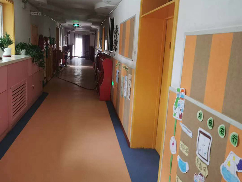 幼兒園墻面粉刷:首先，基層處理。先要將墻面起皮或松動的部分給清理干凈，可以用水泥砂漿進(jìn)行處理。如果墻體存在細(xì)微的裂縫，那可以用牛皮紙結(jié)合白色乳膠將其填補(bǔ)好;但如果是輕體墻和保溫墻等非承重墻，那盡量選擇質(zhì)地比較好的墻布或網(wǎng)格布，同樣也使用乳膠進(jìn)行修整。 其次，批刮膩?zhàn)?。通常都建議選用顆粒細(xì)度較高，而且質(zhì)地較硬的膩?zhàn)舆M(jìn)行操作。當(dāng)然，也可以在膩?zhàn)永锾砑舆m量的乳膠，其目的是為了提高膩?zhàn)拥挠捕?。不過膩?zhàn)右椴趴?，而且?yīng)厚一些，但在批第2和第3遍的時候需要薄一些，這樣才會使墻面看起來既平整又光滑。 然后，刷底漆。對于墻面的每個地方都應(yīng)均勻的刷到底漆，這樣涂一遍就可，否則就要多涂好幾次了。但是如果墻面的吃漆量較大，那可以在底漆中適當(dāng)加些清水，不過也要保證涂刷均勻，不然會影響效果。待底漆完全干透之后，才可進(jìn)行下一個步驟。 最后，面漆的涂刷。至于面漆就不要加水了，以免影響漆膜的厚度和手感。而滾筒的選擇也要好且細(xì)，這樣刷出來的漆膜才會細(xì)膩，摸起來也才會舒適。但在刷面漆的時候要注意墻壁的邊邊角角。一般來說，面漆只要涂刷兩遍就可，不過每一遍之間應(yīng)相隔一段時間，待完全干透之后才算真正的完成。