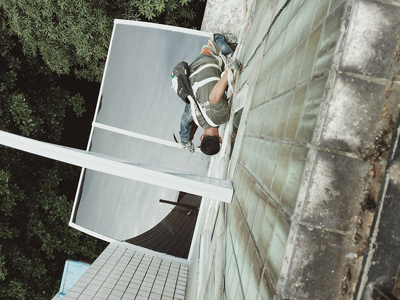 窗戶雨棚安裝：如果安裝的防盜窗是外延式的，主需要在防盜網(wǎng)上面加蓋一塊板來接雨水就好。如果是內(nèi)嵌在窗戶里的或者嵌在墻上的就要在外面的窗戶上方打孔了。有的也可以在防盜網(wǎng)上固定，要看具體情況了。