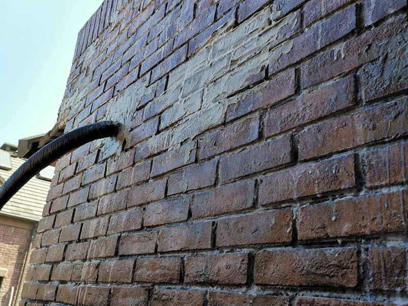 磚墻打空調(diào)孔：首先就是空調(diào)打孔的高度標(biāo)準(zhǔn)，一般來說柜式空調(diào)打空調(diào)孔的高度要離地面大概10-20公分，而掛式空調(diào)打孔的高度大概在2.2米左右，不過空調(diào)孔的高度要低于室內(nèi)機(jī)的高度，以免不利于冷凝水的排放。而距離墻頂也是有一個(gè)高度范圍的，柜式空調(diào)可以在30-40公分，而掛式空調(diào)最少也要10公分以上。 其次打孔位置標(biāo)準(zhǔn)還需要遠(yuǎn)離一些易出現(xiàn)噪音與振動(dòng)的位置，要選擇比較安全堅(jiān)固的打孔位置，要避免承重墻與梁體結(jié)構(gòu)，以免影響到房間的結(jié)構(gòu)，造成不良影響。 再有就是空調(diào)打孔的大小，需要根據(jù)是柜式空調(diào)還是掛式空調(diào)，柜式空調(diào)會(huì)比掛式的空調(diào)孔要大，總之打孔的大小要正好可以穿過加過保溫材料的連接管，不可以過大或過小。打空調(diào)孔還需要有一定的傾斜度，打出來的孔室內(nèi)部分要比室外高一些，這樣可以有利于冷凝水的排放，也防止陰雨天雨水流入室內(nèi)。