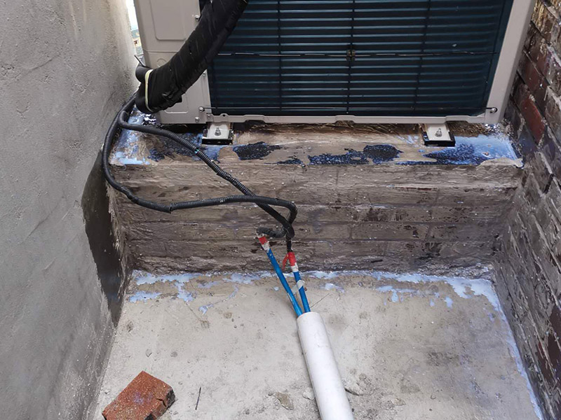 磚墻打空調(diào)孔：首先就是空調(diào)打孔的高度標(biāo)準(zhǔn)，一般來說柜式空調(diào)打空調(diào)孔的高度要離地面大概10-20公分，而掛式空調(diào)打孔的高度大概在2.2米左右，不過空調(diào)孔的高度要低于室內(nèi)機(jī)的高度，以免不利于冷凝水的排放。而距離墻頂也是有一個(gè)高度范圍的，柜式空調(diào)可以在30-40公分，而掛式空調(diào)最少也要10公分以上。 其次打孔位置標(biāo)準(zhǔn)還需要遠(yuǎn)離一些易出現(xiàn)噪音與振動(dòng)的位置，要選擇比較安全堅(jiān)固的打孔位置，要避免承重墻與梁體結(jié)構(gòu)，以免影響到房間的結(jié)構(gòu)，造成不良影響。 再有就是空調(diào)打孔的大小，需要根據(jù)是柜式空調(diào)還是掛式空調(diào)，柜式空調(diào)會(huì)比掛式的空調(diào)孔要大，總之打孔的大小要正好可以穿過加過保溫材料的連接管，不可以過大或過小。打空調(diào)孔還需要有一定的傾斜度，打出來的孔室內(nèi)部分要比室外高一些，這樣可以有利于冷凝水的排放，也防止陰雨天雨水流入室內(nèi)。