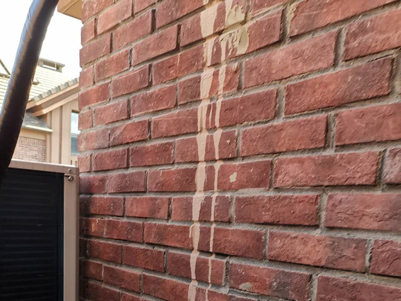 磚墻打空調(diào)孔：首先就是空調(diào)打孔的高度標(biāo)準(zhǔn)，一般來說柜式空調(diào)打空調(diào)孔的高度要離地面大概10-20公分，而掛式空調(diào)打孔的高度大概在2.2米左右，不過空調(diào)孔的高度要低于室內(nèi)機(jī)的高度，以免不利于冷凝水的排放。而距離墻頂也是有一個(gè)高度范圍的，柜式空調(diào)可以在30-40公分，而掛式空調(diào)最少也要10公分以上。 其次打孔位置標(biāo)準(zhǔn)還需要遠(yuǎn)離一些易出現(xiàn)噪音與振動(dòng)的位置，要選擇比較安全堅(jiān)固的打孔位置，要避免承重墻與梁體結(jié)構(gòu)，以免影響到房間的結(jié)構(gòu)，造成不良影響。 再有就是空調(diào)打孔的大小，需要根據(jù)是柜式空調(diào)還是掛式空調(diào)，柜式空調(diào)會(huì)比掛式的空調(diào)孔要大，總之打孔的大小要正好可以穿過加過保溫材料的連接管，不可以過大或過小。打空調(diào)孔還需要有一定的傾斜度，打出來的孔室內(nèi)部分要比室外高一些，這樣可以有利于冷凝水的排放，也防止陰雨天雨水流入室內(nèi)。