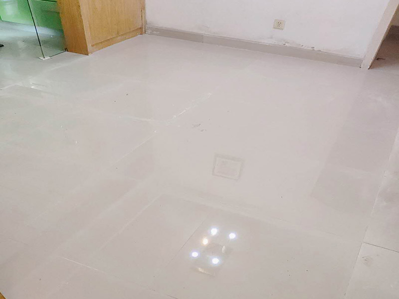 地面貼瓷磚方案：干鋪法是將沙子和水泥按照3：1的比例混合后兌少量的水，使水泥和沙子混合到可以用手攥成團的黏稠度。將混合好的沙子水泥鋪在地面上，用一個平板把表面摸平。在瓷磚背面抹上黏稠度非常高的水泥，把瓷磚放到地面上，用橡皮錘敲實就完成了,主要用于地面瓷磚的鋪裝。 濕鋪法，是將沙子和水泥按照2：1的比例混合后兌水和好，水的量要多一些，使沙子和水泥的黏稠度高一些。然后涂抹到用水浸泡好的瓷磚背面貼到墻面上。濕鋪發(fā)主要應用與墻面。