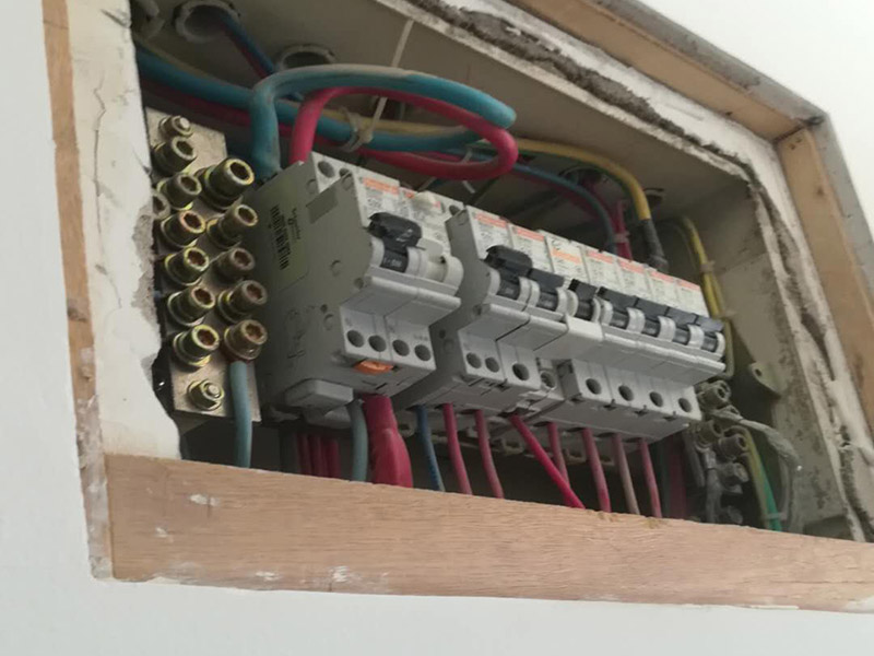 家庭電閘更換維修：將電閘的總控制開關關掉，安全第一。將壞掉的電閘用螺絲刀換下來。螺絲刀將新電閘的插線口用擰開，將進電線插進去。插進電線后擰緊螺絲，同樣的也將出電線插進另一端的插線口。電線都插好后，打開總開關就可以正常使用了