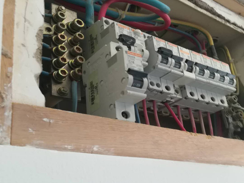 家庭電閘更換維修：將電閘的總控制開關關掉，安全第一。將壞掉的電閘用螺絲刀換下來。螺絲刀將新電閘的插線口用擰開，將進電線插進去。插進電線后擰緊螺絲，同樣的也將出電線插進另一端的插線口。電線都插好后，打開總開關就可以正常使用了