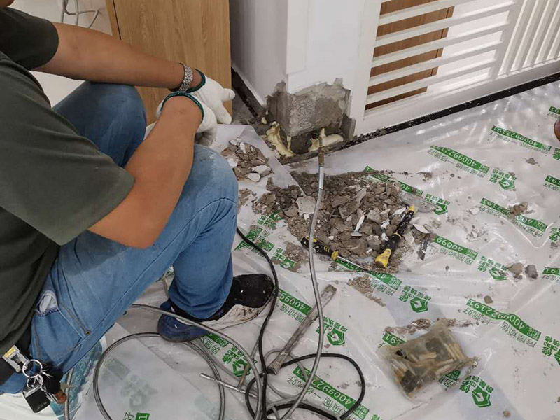 墻內(nèi)防水施工：先用鏟刀和笤帚及工具將基層表面的突起物、砂漿和疙瘩等鏟除并將塵土雜物清掃干凈，對(duì)陰陽角、管根、地漏等部位應(yīng)認(rèn)真清理，以保證后期良好的防水效果。防水層涂刷三遍，涂刷均勻，無透底露底。 第一遍：用堵漏材料對(duì)墻體陰角處，下水管道周圍進(jìn)行填壓式填充。 第二遍：橫向涂刷防水一遍，無露底，無起泡，符合涂刷尺寸要求，水電開槽槽體全部涂刷防水材料。 第三遍：干燥后垂直方向再涂刷一遍。 防水施工完成后24小時(shí)進(jìn)行閉水試驗(yàn)，地面放水高度以沒過墻根、管道跟部、地面凸起物涂刷的防水為依據(jù)。