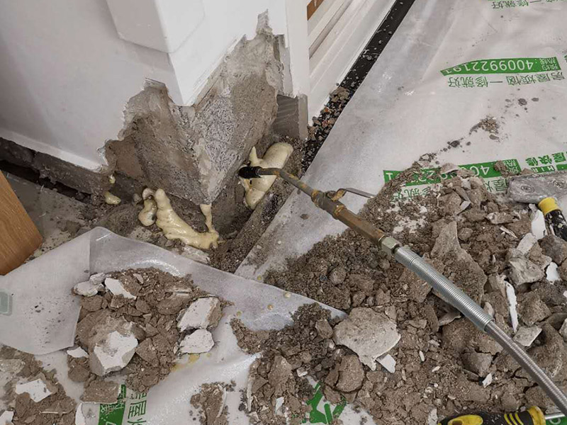 墻內(nèi)防水施工：先用鏟刀和笤帚及工具將基層表面的突起物、砂漿和疙瘩等鏟除并將塵土雜物清掃干凈，對(duì)陰陽角、管根、地漏等部位應(yīng)認(rèn)真清理，以保證后期良好的防水效果。防水層涂刷三遍，涂刷均勻，無透底露底。 第一遍：用堵漏材料對(duì)墻體陰角處，下水管道周圍進(jìn)行填壓式填充。 第二遍：橫向涂刷防水一遍，無露底，無起泡，符合涂刷尺寸要求，水電開槽槽體全部涂刷防水材料。 第三遍：干燥后垂直方向再涂刷一遍。 防水施工完成后24小時(shí)進(jìn)行閉水試驗(yàn)，地面放水高度以沒過墻根、管道跟部、地面凸起物涂刷的防水為依據(jù)。