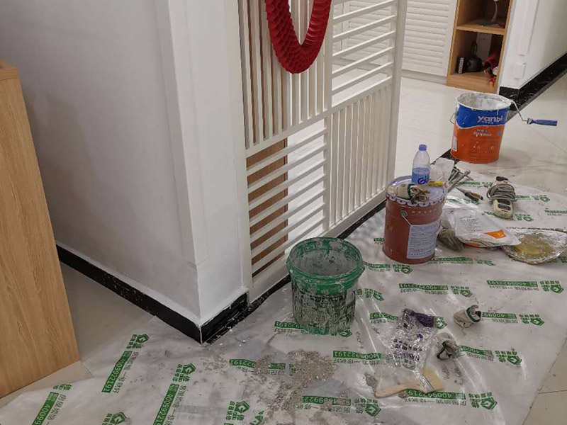 墻內(nèi)防水施工：先用鏟刀和笤帚及工具將基層表面的突起物、砂漿和疙瘩等鏟除并將塵土雜物清掃干凈，對(duì)陰陽角、管根、地漏等部位應(yīng)認(rèn)真清理，以保證后期良好的防水效果。防水層涂刷三遍，涂刷均勻，無透底露底。 第一遍：用堵漏材料對(duì)墻體陰角處，下水管道周圍進(jìn)行填壓式填充。 第二遍：橫向涂刷防水一遍，無露底，無起泡，符合涂刷尺寸要求，水電開槽槽體全部涂刷防水材料。 第三遍：干燥后垂直方向再涂刷一遍。 防水施工完成后24小時(shí)進(jìn)行閉水試驗(yàn)，地面放水高度以沒過墻根、管道跟部、地面凸起物涂刷的防水為依據(jù)。