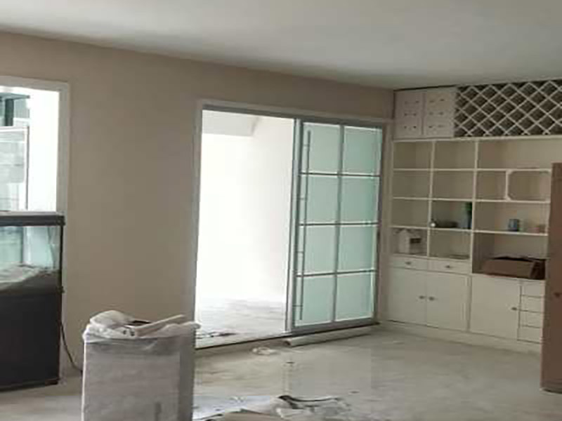 全屋墻面翻新：檢查舊房墻面基層問題，對癥下藥施工，如果墻面裝修5年甚至10年以上，墻面有開裂，滲水，起皮或者之前有貼過墻紙的舊房，就需要將原墻紙撕掉，將墻面鏟至毛坯層，做鏟墻施工，如近幾年裝修過的房子，則不需要做鏟墻施工，墻面基層無明顯破損，打磨膩子或者重新批刮膩子，做乳膠漆施工即可！ 將房中小件物品搬移到柜子，儲物柜等不需要施工的位置，如樓梯間，衛(wèi)生間等，利用專業(yè)的遮蔽保護(hù)膜貼在地面，包裝家具，避免施工期間對家中的物品造成損害和污染。 檢查墻面破損位置，如粉化，開裂，滲水，起皮現(xiàn)象嚴(yán)重的利用鏟刀直接全部鏟除至基層，局部破損現(xiàn)象不嚴(yán)重的位置直接用打磨機(jī)或者砂紙打磨即可。墻面完全鏟除后，需用打磨機(jī)打磨墻面起到找平的作用，然后做防水界面劑施工，防水施工的目的是防止天氣潮濕或者樓頂漏水，陽臺滲水導(dǎo)致墻面乳膠漆掉皮，界面劑的作用是為了增強(qiáng)水泥基層的粘接力。