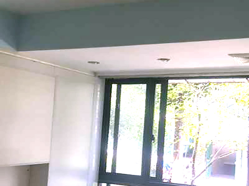 全屋墻面翻新：檢查舊房墻面基層問題，對癥下藥施工，如果墻面裝修5年甚至10年以上，墻面有開裂，滲水，起皮或者之前有貼過墻紙的舊房，就需要將原墻紙撕掉，將墻面鏟至毛坯層，做鏟墻施工，如近幾年裝修過的房子，則不需要做鏟墻施工，墻面基層無明顯破損，打磨膩子或者重新批刮膩子，做乳膠漆施工即可！ 將房中小件物品搬移到柜子，儲物柜等不需要施工的位置，如樓梯間，衛(wèi)生間等，利用專業(yè)的遮蔽保護(hù)膜貼在地面，包裝家具，避免施工期間對家中的物品造成損害和污染。 檢查墻面破損位置，如粉化，開裂，滲水，起皮現(xiàn)象嚴(yán)重的利用鏟刀直接全部鏟除至基層，局部破損現(xiàn)象不嚴(yán)重的位置直接用打磨機(jī)或者砂紙打磨即可。墻面完全鏟除后，需用打磨機(jī)打磨墻面起到找平的作用，然后做防水界面劑施工，防水施工的目的是防止天氣潮濕或者樓頂漏水，陽臺滲水導(dǎo)致墻面乳膠漆掉皮，界面劑的作用是為了增強(qiáng)水泥基層的粘接力。