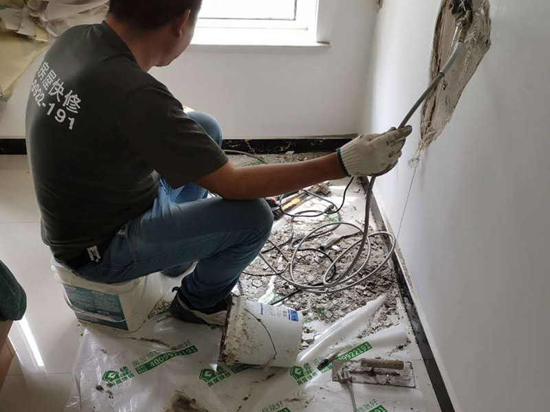 墻內管道打壓維修:首先根據(jù)施工圖看水管走向，如果漏水的位置后面埋有水管，可以先把家里面的水閘關掉，放干龍頭里面的水，如果一段時候后發(fā)現(xiàn)墻面水跡不見了，證明是水管出現(xiàn)問題。 如果是請的專業(yè)的維修師傅，可以讓師傅用打壓機直接打壓檢測，若確定是墻內水管漏水，就可以直接鑿開墻壁找水管漏點。 可以先截斷水源，然后將暗水管漏水點的墻面開鑿，找到漏水的部分，先用小鋼鋸把漏水的地方鋸掉，注意鋸口要平。用砂紙把新露出的端口輕輕打磨，然后用接口套住，將備換的新管對準接口口子，注意要對直。然后用熱熔器對新管道進行熱熔連接。 或者是將鋸掉的管道清理干凈，用專用膠水涂在端口上，稍微晾一會兒;趁此時在&ldquo;竹節(jié)&rdquo;接頭內涂上膠水。把端口和&ldquo;竹節(jié)&rdquo;連接，然后反復轉動，直到牢固。同樣的方法去連接另一端。最后在接縫處再涂適量的膠水，確保不滲漏。