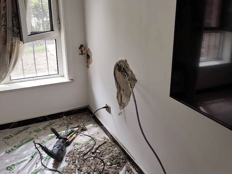 墻內管道打壓維修:首先根據(jù)施工圖看水管走向，如果漏水的位置后面埋有水管，可以先把家里面的水閘關掉，放干龍頭里面的水，如果一段時候后發(fā)現(xiàn)墻面水跡不見了，證明是水管出現(xiàn)問題。 如果是請的專業(yè)的維修師傅，可以讓師傅用打壓機直接打壓檢測，若確定是墻內水管漏水，就可以直接鑿開墻壁找水管漏點。 可以先截斷水源，然后將暗水管漏水點的墻面開鑿，找到漏水的部分，先用小鋼鋸把漏水的地方鋸掉，注意鋸口要平。用砂紙把新露出的端口輕輕打磨，然后用接口套住，將備換的新管對準接口口子，注意要對直。然后用熱熔器對新管道進行熱熔連接。 或者是將鋸掉的管道清理干凈，用專用膠水涂在端口上，稍微晾一會兒;趁此時在&ldquo;竹節(jié)&rdquo;接頭內涂上膠水。把端口和&ldquo;竹節(jié)&rdquo;連接，然后反復轉動，直到牢固。同樣的方法去連接另一端。最后在接縫處再涂適量的膠水，確保不滲漏。