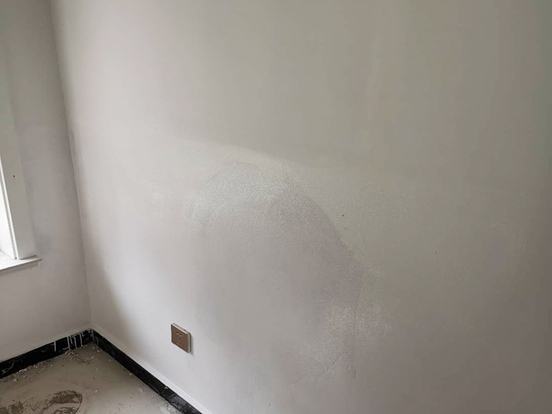 墻內管道打壓維修:首先根據(jù)施工圖看水管走向，如果漏水的位置后面埋有水管，可以先把家里面的水閘關掉，放干龍頭里面的水，如果一段時候后發(fā)現(xiàn)墻面水跡不見了，證明是水管出現(xiàn)問題。 如果是請的專業(yè)的維修師傅，可以讓師傅用打壓機直接打壓檢測，若確定是墻內水管漏水，就可以直接鑿開墻壁找水管漏點。 可以先截斷水源，然后將暗水管漏水點的墻面開鑿，找到漏水的部分，先用小鋼鋸把漏水的地方鋸掉，注意鋸口要平。用砂紙把新露出的端口輕輕打磨，然后用接口套住，將備換的新管對準接口口子，注意要對直。然后用熱熔器對新管道進行熱熔連接。 或者是將鋸掉的管道清理干凈，用專用膠水涂在端口上，稍微晾一會兒;趁此時在&ldquo;竹節(jié)&rdquo;接頭內涂上膠水。把端口和&ldquo;竹節(jié)&rdquo;連接，然后反復轉動，直到牢固。同樣的方法去連接另一端。最后在接縫處再涂適量的膠水，確保不滲漏。