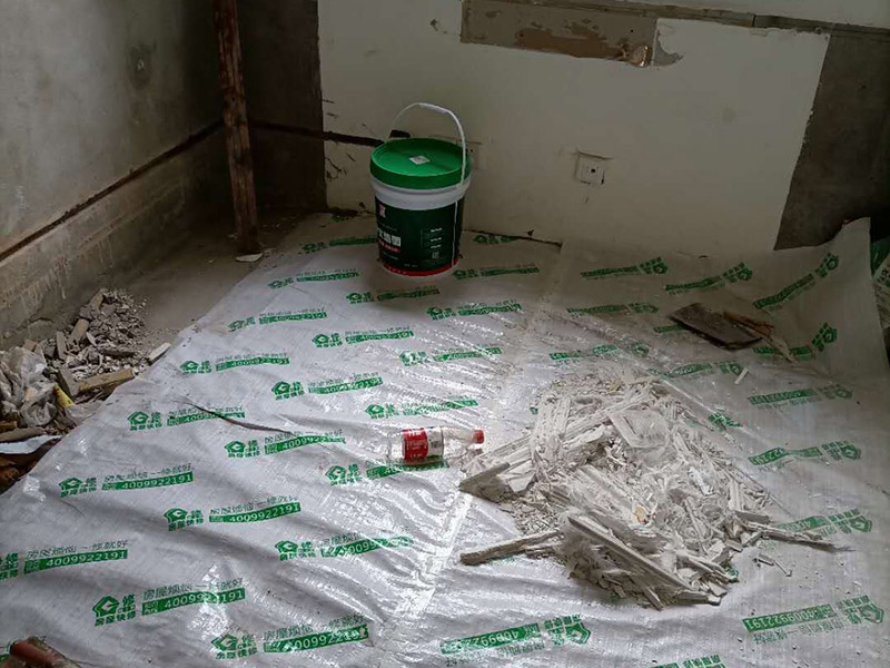 客廳背景墻開槽裝修：首先得遵循&ldquo;橫平豎直&rdquo;原則。水電管線施工開槽布局一定要合理規(guī)劃，如果管線開槽鋪設不合理樣就有可能打穿水管或者電線。即使符合開槽條件，也建議盡量不要開槽或者減少開槽。權(quán)衡層高和建筑結(jié)構(gòu)安全，還是偏重于建筑結(jié)構(gòu)安全比較好。 墻身、地面開線槽之前用墨盒彈線,以便定位。墻面開埋管線槽須橫平堅直,不許彎曲,特殊情況須經(jīng)監(jiān)理同意,墻上開槽等保持>33mm,管面與墻面應留15mm左右粉灰層,以防止墻面開裂。 電源線管暗埋時,應考慮與弱電管線等保持500mm以上距離,電線管與熱水管、煤氣管之間的平