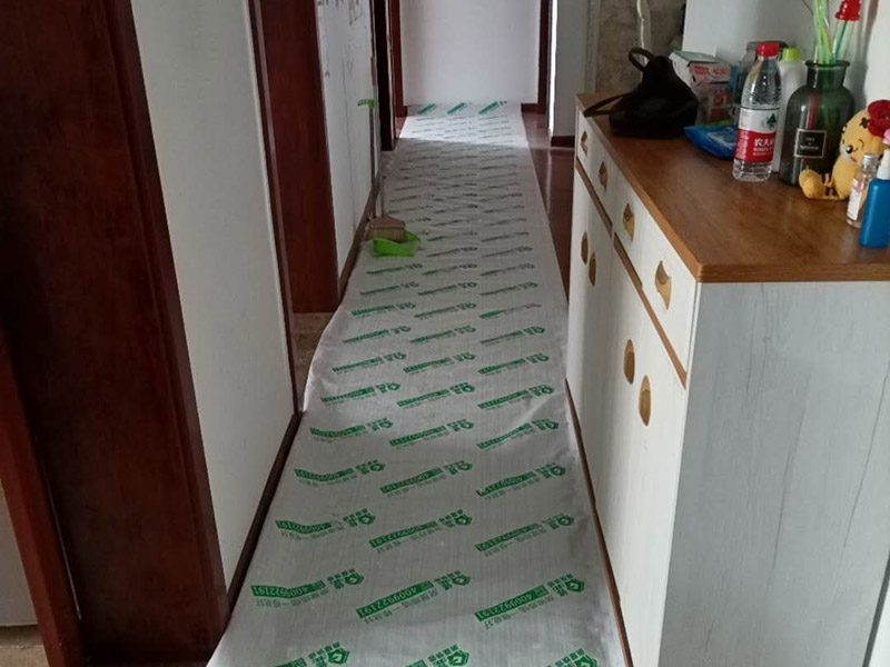 客廳背景墻開槽裝修：首先得遵循&ldquo;橫平豎直&rdquo;原則。水電管線施工開槽布局一定要合理規(guī)劃，如果管線開槽鋪設不合理樣就有可能打穿水管或者電線。即使符合開槽條件，也建議盡量不要開槽或者減少開槽。權(quán)衡層高和建筑結(jié)構(gòu)安全，還是偏重于建筑結(jié)構(gòu)安全比較好。 墻身、地面開線槽之前用墨盒彈線,以便定位。墻面開埋管線槽須橫平堅直,不許彎曲,特殊情況須經(jīng)監(jiān)理同意,墻上開槽等保持>33mm,管面與墻面應留15mm左右粉灰層,以防止墻面開裂。 電源線管暗埋時,應考慮與弱電管線等保持500mm以上距離,電線管與熱水管、煤氣管之間的平