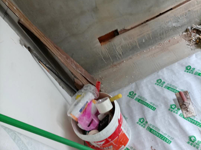 客廳背景墻開槽裝修：首先得遵循&ldquo;橫平豎直&rdquo;原則。水電管線施工開槽布局一定要合理規(guī)劃，如果管線開槽鋪設不合理樣就有可能打穿水管或者電線。即使符合開槽條件，也建議盡量不要開槽或者減少開槽。權(quán)衡層高和建筑結(jié)構(gòu)安全，還是偏重于建筑結(jié)構(gòu)安全比較好。 墻身、地面開線槽之前用墨盒彈線,以便定位。墻面開埋管線槽須橫平堅直,不許彎曲,特殊情況須經(jīng)監(jiān)理同意,墻上開槽等保持>33mm,管面與墻面應留15mm左右粉灰層,以防止墻面開裂。 電源線管暗埋時,應考慮與弱電管線等保持500mm以上距離,電線管與熱水管、煤氣管之間的平