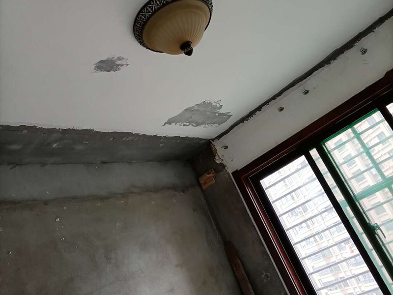 客廳背景墻開槽裝修：首先得遵循&ldquo;橫平豎直&rdquo;原則。水電管線施工開槽布局一定要合理規(guī)劃，如果管線開槽鋪設不合理樣就有可能打穿水管或者電線。即使符合開槽條件，也建議盡量不要開槽或者減少開槽。權(quán)衡層高和建筑結(jié)構(gòu)安全，還是偏重于建筑結(jié)構(gòu)安全比較好。 墻身、地面開線槽之前用墨盒彈線,以便定位。墻面開埋管線槽須橫平堅直,不許彎曲,特殊情況須經(jīng)監(jiān)理同意,墻上開槽等保持>33mm,管面與墻面應留15mm左右粉灰層,以防止墻面開裂。 電源線管暗埋時,應考慮與弱電管線等保持500mm以上距離,電線管與熱水管、煤氣管之間的平