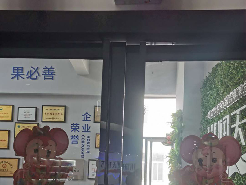 商鋪玻璃門維修：輪滑乃玻璃門的重要零部件，需進行定期檢查，若發(fā)生故障，不僅使用不便，還會發(fā)出噪音。那此時需檢查好輪滑的損壞情況，看其程度嚴不嚴重，若不可使用，則可把有問題的部位給更換掉，或直接換掉整個輪子，使玻璃門恢復到正常工作狀態(tài)。 玻璃門使用久了，其門扇或多或少也會出現(xiàn)一些小小的問題，有時候可能會感覺到很鈍感，通常是彈簧發(fā)生了問題，那么只需更換一個承重性較好的彈簧即可。有的時候還會發(fā)出異響，玻璃門的靈活性下降，那及時找出有故障的部分，將其更換掉，以確保正常的使用性。 在排查以后要是發(fā)現(xiàn)玻璃門沒有部位出現(xiàn)問題，就單單有卡頓情況，那要考慮一下是不是有東西掉到門道里面了。可以把玻璃門里的異物給統(tǒng)統(tǒng)清理出來，在修理的時候，檢查好玻璃門的部件，看其損壞的部位，需不需要更換上新配件。