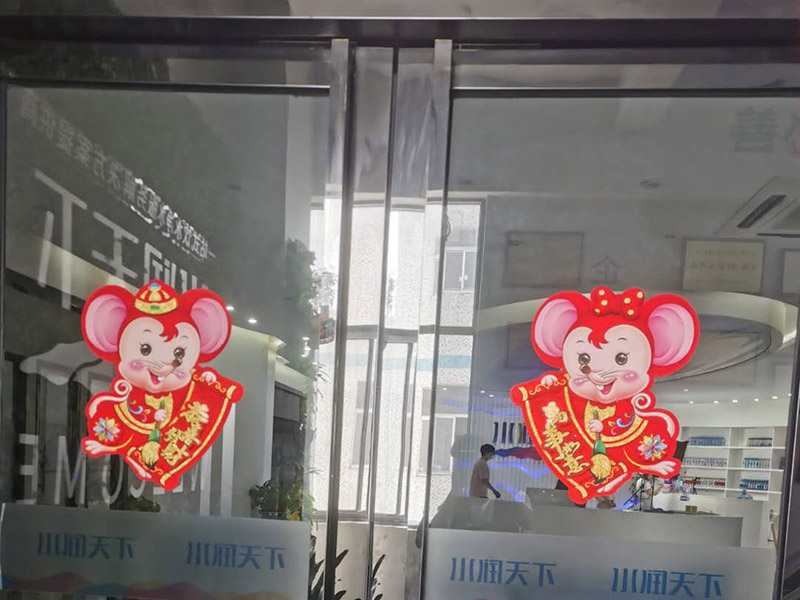 商鋪玻璃門維修：輪滑乃玻璃門的重要零部件，需進行定期檢查，若發(fā)生故障，不僅使用不便，還會發(fā)出噪音。那此時需檢查好輪滑的損壞情況，看其程度嚴不嚴重，若不可使用，則可把有問題的部位給更換掉，或直接換掉整個輪子，使玻璃門恢復到正常工作狀態(tài)。 玻璃門使用久了，其門扇或多或少也會出現(xiàn)一些小小的問題，有時候可能會感覺到很鈍感，通常是彈簧發(fā)生了問題，那么只需更換一個承重性較好的彈簧即可。有的時候還會發(fā)出異響，玻璃門的靈活性下降，那及時找出有故障的部分，將其更換掉，以確保正常的使用性。 在排查以后要是發(fā)現(xiàn)玻璃門沒有部位出現(xiàn)問題，就單單有卡頓情況，那要考慮一下是不是有東西掉到門道里面了?？梢园巡ＡчT里的異物給統(tǒng)統(tǒng)清理出來，在修理的時候，檢查好玻璃門的部件，看其損壞的部位，需不需要更換上新配件。