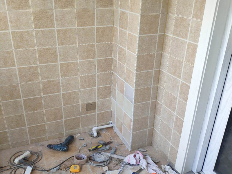 墻內(nèi)水管修復(fù)案例：墻壁上有水滴不一定就是內(nèi)水管漏水所致，那應(yīng)先判斷究竟是不是墻壁內(nèi)的水管出現(xiàn)問(wèn)題而出現(xiàn)的漏水情況，具體操作方法是用一根鐵絲棒順著水管的流水走向，一邊抵在墻壁上，一邊貼在耳朵上細(xì)聽，這樣做不僅能清晰的判斷出墻壁內(nèi)的水管是否漏水還能了解到水管漏水的源頭，只要判斷出是墻壁內(nèi)水管漏水即可。 找到墻壁內(nèi)水管的漏水點(diǎn)，那首先得關(guān)掉水源總閘，然后卸下連接壓縮接頭的陰陽(yáng)螺母，在螺母上繞上膠布讓螺母的密封性能更加好，最后就是重新裝上壓縮接頭，這種情況切記自己魯莽行事，應(yīng)及時(shí)報(bào)知修理工進(jìn)行維修。