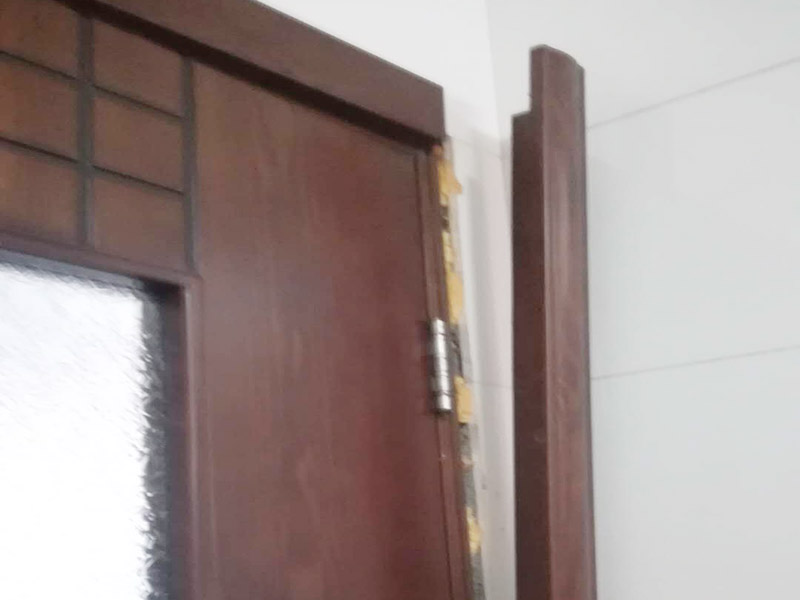 墻磚及門框修復(fù)：1、門套安裝后與墻體的縫隙小于5公分，用發(fā)泡膠填充縫隙，再用防水膠敷好，既能填好縫隙，還能保證不會滲水； 2、縫隙很大，選擇在縫隙處填磚或者敷水泥漿，保證墻體與門縫隙填的結(jié)實不透。安裝完后的補救辦法，在測量時把握好尺寸，盡量保持縫隙在1-2公分以內(nèi)。 3、看門的尺寸是否符合標(biāo)準(zhǔn)，門套與墻面縫隙平均在2.公分及以內(nèi)的，門洞并不標(biāo)準(zhǔn)規(guī)則，調(diào)整門的安裝誤差。平均縫隙超過2.5公分就是測量尺寸有誤差。