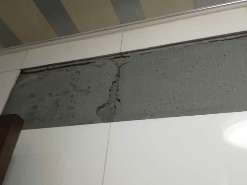 墻磚及門框修復(fù)：1、門套安裝后與墻體的縫隙小于5公分，用發(fā)泡膠填充縫隙，再用防水膠敷好，既能填好縫隙，還能保證不會滲水； 2、縫隙很大，選擇在縫隙處填磚或者敷水泥漿，保證墻體與門縫隙填的結(jié)實不透。安裝完后的補救辦法，在測量時把握好尺寸，盡量保持縫隙在1-2公分以內(nèi)。 3、看門的尺寸是否符合標(biāo)準(zhǔn)，門套與墻面縫隙平均在2.公分及以內(nèi)的，門洞并不標(biāo)準(zhǔn)規(guī)則，調(diào)整門的安裝誤差。平均縫隙超過2.5公分就是測量尺寸有誤差。