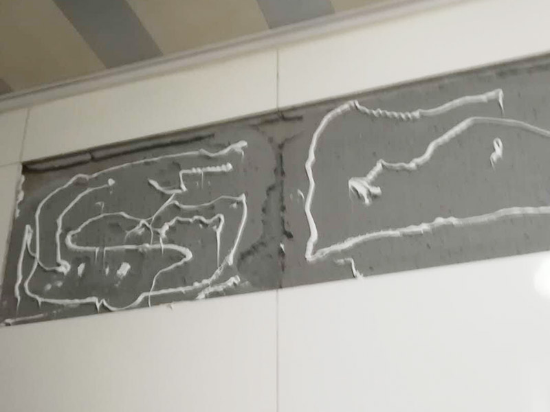 墻磚及門框修復(fù)：1、門套安裝后與墻體的縫隙小于5公分，用發(fā)泡膠填充縫隙，再用防水膠敷好，既能填好縫隙，還能保證不會滲水； 2、縫隙很大，選擇在縫隙處填磚或者敷水泥漿，保證墻體與門縫隙填的結(jié)實不透。安裝完后的補救辦法，在測量時把握好尺寸，盡量保持縫隙在1-2公分以內(nèi)。 3、看門的尺寸是否符合標(biāo)準(zhǔn)，門套與墻面縫隙平均在2.公分及以內(nèi)的，門洞并不標(biāo)準(zhǔn)規(guī)則，調(diào)整門的安裝誤差。平均縫隙超過2.5公分就是測量尺寸有誤差。