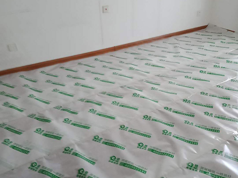 墻面刷新地面保護：家具搬放到房屋中央，對集中放置的家具進行整體保護，防止因墻面翻新而造成不必要的損壞；地板需要用專業(yè)的保護膜進行保護；對于不能移動的家具和家電，如空調(diào)等進行成品保護；尤其需要注意有插座、開關(guān)面板的位置，防止灰塵進入。 使用專業(yè)的打磨機對墻面進行打磨處理，與一般打磨機不同的是，墻面打磨是無塵打磨，在打磨的過程中不會出現(xiàn)灰塵漫天的情況。 第一遍乳膠漆：先刷頂板再刷墻面，涂刷時應(yīng)當(dāng)由上而下。乳膠漆應(yīng)當(dāng)攪拌均勻，防止第一遍刷漆涂不開的現(xiàn)象發(fā)生。第二遍乳膠漆：乳膠漆不是很稠的情況下，不宜加水或加少量水稀釋，以防露底。第二遍涂刷完畢后，用細(xì)細(xì)的砂紙將墻面出現(xiàn)的小疙瘩打磨光滑，然后清掃干凈。第三遍乳膠漆：乳膠漆干燥速度快，應(yīng)當(dāng)逐漸涂刷，從一頭開始刷向另一頭，注意上下順?biāo)⑾嗷ャ暯?，避免乳膠漆干燥后出現(xiàn)接頭。