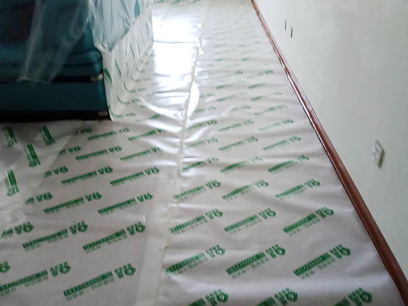 墻面刷新地面保護：家具搬放到房屋中央，對集中放置的家具進行整體保護，防止因墻面翻新而造成不必要的損壞；地板需要用專業(yè)的保護膜進行保護；對于不能移動的家具和家電，如空調(diào)等進行成品保護；尤其需要注意有插座、開關(guān)面板的位置，防止灰塵進入。 使用專業(yè)的打磨機對墻面進行打磨處理，與一般打磨機不同的是，墻面打磨是無塵打磨，在打磨的過程中不會出現(xiàn)灰塵漫天的情況。 第一遍乳膠漆：先刷頂板再刷墻面，涂刷時應(yīng)當(dāng)由上而下。乳膠漆應(yīng)當(dāng)攪拌均勻，防止第一遍刷漆涂不開的現(xiàn)象發(fā)生。第二遍乳膠漆：乳膠漆不是很稠的情況下，不宜加水或加少量水稀釋，以防露底。第二遍涂刷完畢后，用細(xì)細(xì)的砂紙將墻面出現(xiàn)的小疙瘩打磨光滑，然后清掃干凈。第三遍乳膠漆：乳膠漆干燥速度快，應(yīng)當(dāng)逐漸涂刷，從一頭開始刷向另一頭，注意上下順?biāo)⑾嗷ャ暯?，避免乳膠漆干燥后出現(xiàn)接頭。