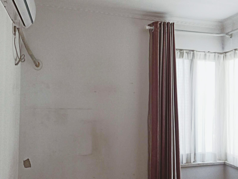 墻面空鼓維修：先鏟掉墻皮，使用石膏基產(chǎn)品就可以了。首先使用無甲醛粗找平對墻面作找平處理，然后使用石膏基防霉耐水批土做墻面滿批后再刷一底二面的漆就可以了。還有對于一些難以翻新的墻面空鼓，建議采用灌注修復(fù)的方式，它的操作時間快，并且不會破壞基層，尤其是在地下車庫，廠房等現(xiàn)場，施工過程也不影響業(yè)主使用，是較為便利的一種方式。