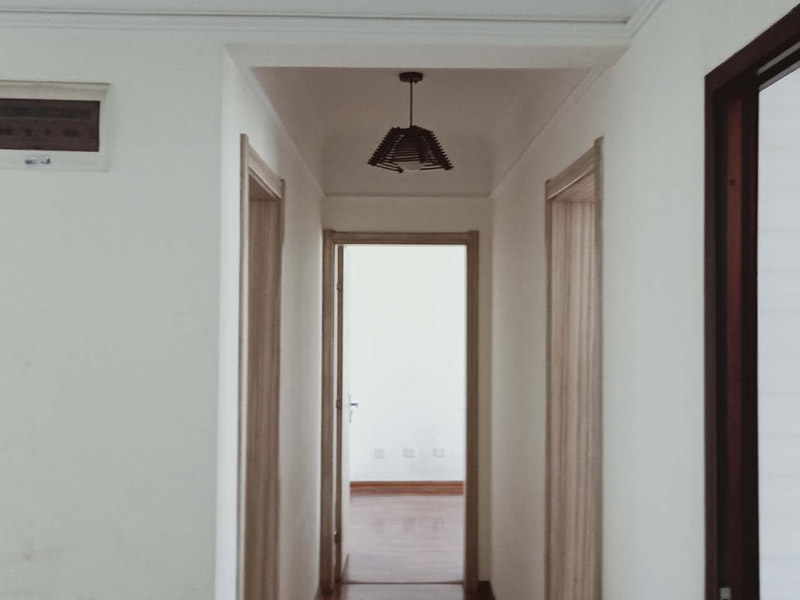 墻面空鼓維修：先鏟掉墻皮，使用石膏基產(chǎn)品就可以了。首先使用無甲醛粗找平對墻面作找平處理，然后使用石膏基防霉耐水批土做墻面滿批后再刷一底二面的漆就可以了。還有對于一些難以翻新的墻面空鼓，建議采用灌注修復(fù)的方式，它的操作時間快，并且不會破壞基層，尤其是在地下車庫，廠房等現(xiàn)場，施工過程也不影響業(yè)主使用，是較為便利的一種方式。