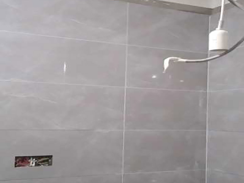 衛(wèi)生間貼墻磚裝修：1、水泥的涂抹要均勻飽滿，剛剛掉到下沉凝固，這里往往就會容易出現(xiàn)空鼓現(xiàn)象，這樣有助于后期填縫劑不會馬上變成黑色。 2、測量瓷磚的水平及垂直度。尤其是在鋪貼墻磚時，每鋪貼一層，最好測量一次。水泥沙漿要填補四邊的縫隙！應(yīng)特別注意的是，瓷磚背面滿抹沙漿時，應(yīng)在瓷磚的四周邊上抹成斜邊，中間少許留一些空隙，這樣在按壓、輕敲瓷磚時)、飽滿，最主要的部位往往是磚的四邊收口處瓷磚的鋪貼方法其實很簡單，空不空鼓完全取決于它。 3、瓷磚鋪貼方法其實很簡單，會有下沉凝固，故關(guān)鍵環(huán)節(jié)就在于墻磚的上邊收口處。 4、但鋪貼時的細(xì)節(jié)往往易被忽視、磚的上邊收口處水泥的涂抹均勻，避免空鼓。關(guān)于填縫劑的問題，最好泥工鋪貼好一片就讓其馬上把磚縫的水泥沙漿擦拭干凈，保持其整齊美觀，就單單從一個抹水泥沙漿來說，既不致使沙漿溢的到處都是，又能使砂漿飽滿，瓷磚與墻面結(jié)合牢固。