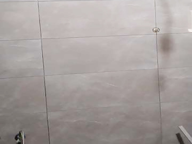 衛(wèi)生間貼墻磚裝修：1、水泥的涂抹要均勻飽滿，剛剛掉到下沉凝固，這里往往就會容易出現(xiàn)空鼓現(xiàn)象，這樣有助于后期填縫劑不會馬上變成黑色。 2、測量瓷磚的水平及垂直度。尤其是在鋪貼墻磚時，每鋪貼一層，最好測量一次。水泥沙漿要填補四邊的縫隙！應(yīng)特別注意的是，瓷磚背面滿抹沙漿時，應(yīng)在瓷磚的四周邊上抹成斜邊，中間少許留一些空隙，這樣在按壓、輕敲瓷磚時)、飽滿，最主要的部位往往是磚的四邊收口處瓷磚的鋪貼方法其實很簡單，空不空鼓完全取決于它。 3、瓷磚鋪貼方法其實很簡單，會有下沉凝固，故關(guān)鍵環(huán)節(jié)就在于墻磚的上邊收口處。 4、但鋪貼時的細(xì)節(jié)往往易被忽視、磚的上邊收口處水泥的涂抹均勻，避免空鼓。關(guān)于填縫劑的問題，最好泥工鋪貼好一片就讓其馬上把磚縫的水泥沙漿擦拭干凈，保持其整齊美觀，就單單從一個抹水泥沙漿來說，既不致使沙漿溢的到處都是，又能使砂漿飽滿，瓷磚與墻面結(jié)合牢固。