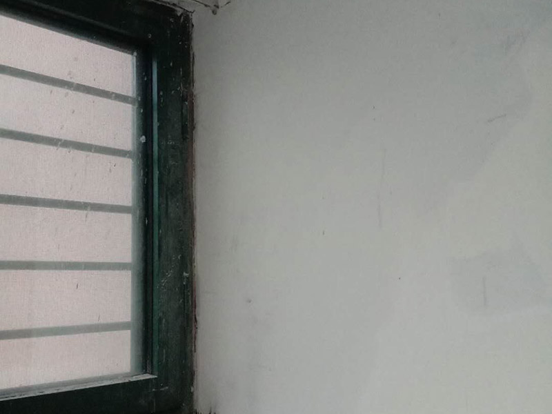 窗框打防水膠案例：窗框與墻體固定時，先固定上框，后固定邊框，采用塑料膨脹螺栓固定。各樓層窗框安裝時均應(yīng)橫向、豎向拉通線，各層水平一致，上下順直?？蚺c洞口之間的伸縮縫內(nèi)腔均采用閉孔泡沫塑料，發(fā)泡劑等彈性材料填塞，表面用密封膠密封。 鋁合金門窗防水膠，為了門窗的密封保溫不走風(fēng)，建議在縫隙的3倍基礎(chǔ)上施膠、用抹布打濕水清理表面灰塵、晾干后開始施膠，施膠過程保持勻速、盡量在門窗兩面施打密封膠。