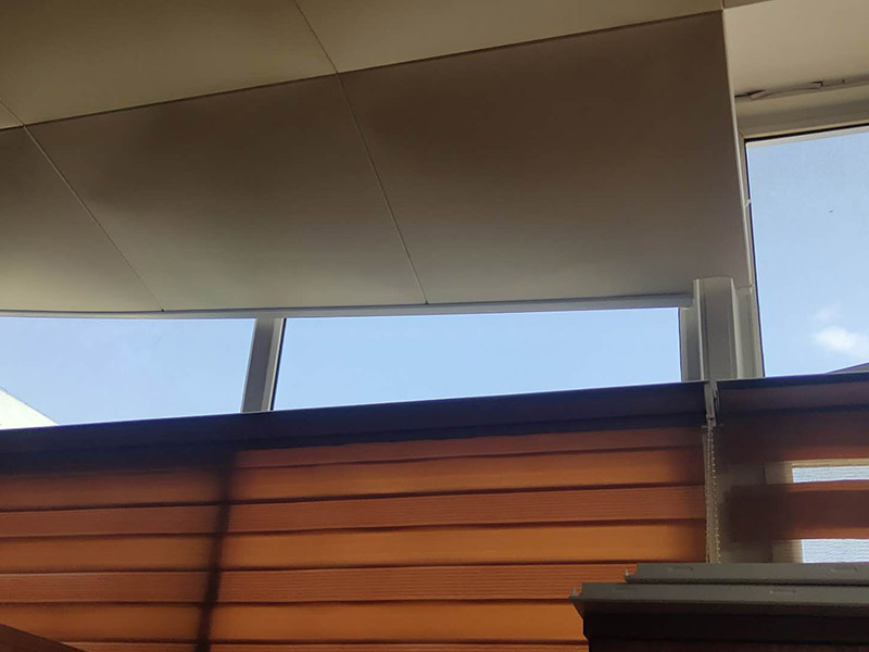 集成吊頂維修案例：1、精確測量安裝面積，做好安裝準備。2、安裝收邊線。3、打膨脹螺絲釘，懸掛吊桿4、安裝吊鉤，吊頂裝輕鋼龍骨。5、把安裝好掛片的三角龍骨緊帖輕鋼龍骨垂直方向在輕鋼龍骨下方。6、將扣板壓入三交龍骨縫中，確定互相垂直。7、安裝電器。