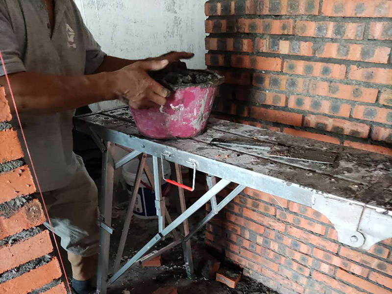 全屋紅磚砌隔斷：砌墻肯定是要有磚的，常用的材料有紅磚、輕體磚、水泥壓力板、石膏板等等，磚體不同，砌出來的新墻效果也是不同的，要是考慮到新砌墻需要一定的承重能力，那么最好是選擇紅磚，因為它的荷載面積更大，不過現(xiàn)在住房大多都是框架結(jié)構(gòu)，墻體不再是主要的城中提，所以現(xiàn)在新房子裝修更流行用多孔磚來新砌墻。 新砌墻之前，需要先把地面澆濕，然后畫線做模具，把砌墻要用的磚都澆濕，頂棚的交界處也不要漏掉。如果是衛(wèi)生間或者是廚房，新砌墻下面還要做有個防水的地梁，最好是帶有衛(wèi)生間原有的防水地梁一塊澆筑，這樣防水力會更好，等到地梁干透之后再砌新墻。