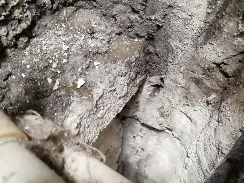 墻內(nèi)滲水看現(xiàn)場(chǎng)：在發(fā)現(xiàn)墻面有滲水情況發(fā)生的時(shí)候，我們一定要先了解一下是不是因?yàn)閴γ娈?dāng)中的水管破裂，如果是這方面的原因，這個(gè)時(shí)候我們就要及時(shí)的修補(bǔ)了，或者是更換水管了，在換前要先關(guān)掉水閥門，確定不會(huì)有水流出，然后再進(jìn)行下去。 如果墻面漏水，也許是因?yàn)榉浪龊玫牟缓?，我們?cè)谠O(shè)計(jì)墻面的時(shí)候都是會(huì)做防水的，尤其是衛(wèi)生間與廚房了，這兩個(gè)地方都是會(huì)有漏水情況發(fā)送到 ，一旦發(fā)現(xiàn)是防水出了問題，我們就要對(duì)房屋防水進(jìn)行修補(bǔ)了。