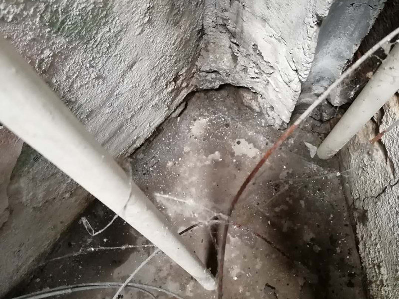 墻內(nèi)滲水看現(xiàn)場(chǎng)：在發(fā)現(xiàn)墻面有滲水情況發(fā)生的時(shí)候，我們一定要先了解一下是不是因?yàn)閴γ娈?dāng)中的水管破裂，如果是這方面的原因，這個(gè)時(shí)候我們就要及時(shí)的修補(bǔ)了，或者是更換水管了，在換前要先關(guān)掉水閥門，確定不會(huì)有水流出，然后再進(jìn)行下去。 如果墻面漏水，也許是因?yàn)榉浪龊玫牟缓?，我們?cè)谠O(shè)計(jì)墻面的時(shí)候都是會(huì)做防水的，尤其是衛(wèi)生間與廚房了，這兩個(gè)地方都是會(huì)有漏水情況發(fā)送到 ，一旦發(fā)現(xiàn)是防水出了問題，我們就要對(duì)房屋防水進(jìn)行修補(bǔ)了。