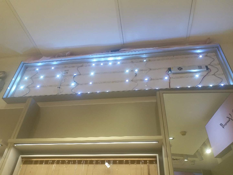 商場燈箱維修:為了工作人員的安全，最好先斷開電源，拔下插頭，不要將漏電保護(hù)器，當(dāng)作電源開關(guān)使用，這樣很危險(xiǎn)，一點(diǎn)不科學(xué)合理。進(jìn)行電器原件檢查，先逐個(gè)排除原因，檢查要求細(xì)致，若電源線進(jìn)入孔，鎮(zhèn)流器輸入，輸出接線柱，燈座上的電線等等。燈箱片尺寸一定要與導(dǎo)光板尺寸相符，不要過大或過小，若不合適，會(huì)影響展示效果和燈箱內(nèi)部的熱量散出，也會(huì)適當(dāng)?shù)臏p少使用壽命。查看燈箱上部電源線時(shí)，要確認(rèn)電源是否經(jīng)出入槽內(nèi)，如沒有，必須及時(shí)連接好。