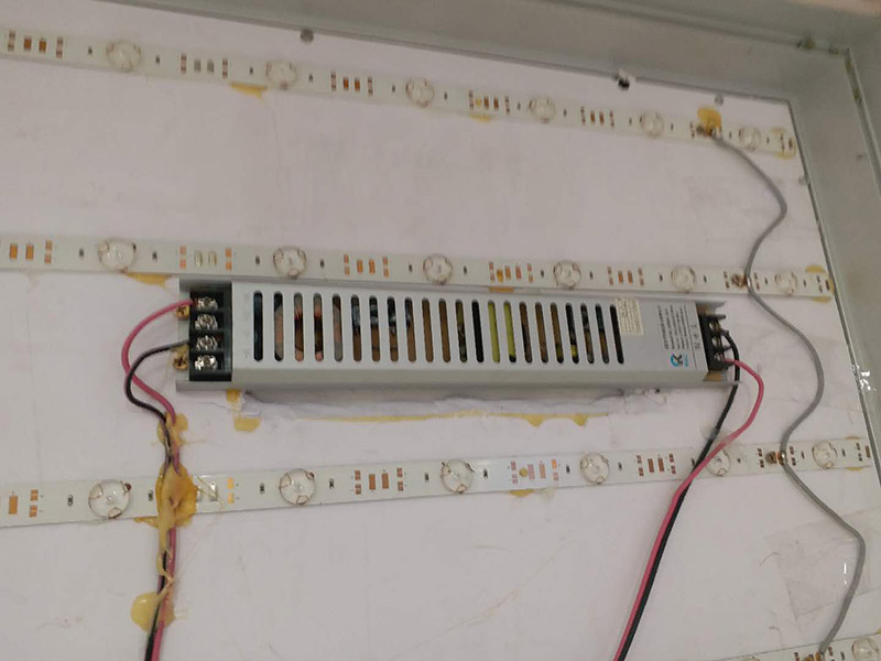 商場燈箱維修:為了工作人員的安全，最好先斷開電源，拔下插頭，不要將漏電保護(hù)器，當(dāng)作電源開關(guān)使用，這樣很危險(xiǎn)，一點(diǎn)不科學(xué)合理。進(jìn)行電器原件檢查，先逐個(gè)排除原因，檢查要求細(xì)致，若電源線進(jìn)入孔，鎮(zhèn)流器輸入，輸出接線柱，燈座上的電線等等。燈箱片尺寸一定要與導(dǎo)光板尺寸相符，不要過大或過小，若不合適，會(huì)影響展示效果和燈箱內(nèi)部的熱量散出，也會(huì)適當(dāng)?shù)臏p少使用壽命。查看燈箱上部電源線時(shí)，要確認(rèn)電源是否經(jīng)出入槽內(nèi)，如沒有，必須及時(shí)連接好。