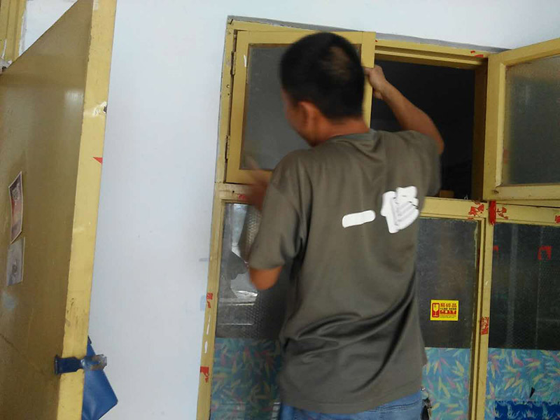 廚房拆除改造方案：如果是舊房改造，就需要首先拆除墻面和地面原有的瓷磚，拆除吊頂，拆除原有的廚具、燈具等；如果是新房想改變原來廚房的格局，也會首先面臨拆墻的任務。 拆除舊廚房是工程中的第一項，將情墻面和地面上原有的瓷磚全部砸掉，不要只砸掉一半或一部分，以免后面在鋪貼時有縫隙。 拆除吊頂、廚具和燈具，需按照一定的流程拆除。如果想要重新將廚房整頓一下，那么就將廚房的一切原有的都拆除掉。