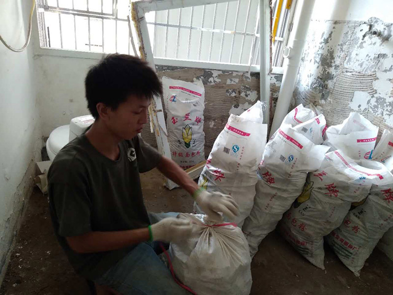 廚房拆除改造方案：如果是舊房改造，就需要首先拆除墻面和地面原有的瓷磚，拆除吊頂，拆除原有的廚具、燈具等；如果是新房想改變原來廚房的格局，也會首先面臨拆墻的任務。 拆除舊廚房是工程中的第一項，將情墻面和地面上原有的瓷磚全部砸掉，不要只砸掉一半或一部分，以免后面在鋪貼時有縫隙。 拆除吊頂、廚具和燈具，需按照一定的流程拆除。如果想要重新將廚房整頓一下，那么就將廚房的一切原有的都拆除掉。