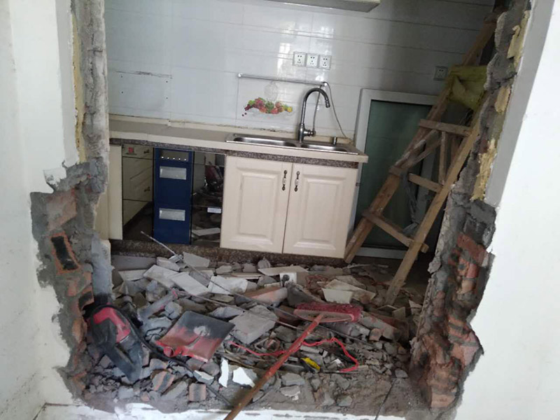 廚房拆除改造方案：如果是舊房改造，就需要首先拆除墻面和地面原有的瓷磚，拆除吊頂，拆除原有的廚具、燈具等；如果是新房想改變原來廚房的格局，也會首先面臨拆墻的任務。 拆除舊廚房是工程中的第一項，將情墻面和地面上原有的瓷磚全部砸掉，不要只砸掉一半或一部分，以免后面在鋪貼時有縫隙。 拆除吊頂、廚具和燈具，需按照一定的流程拆除。如果想要重新將廚房整頓一下，那么就將廚房的一切原有的都拆除掉。