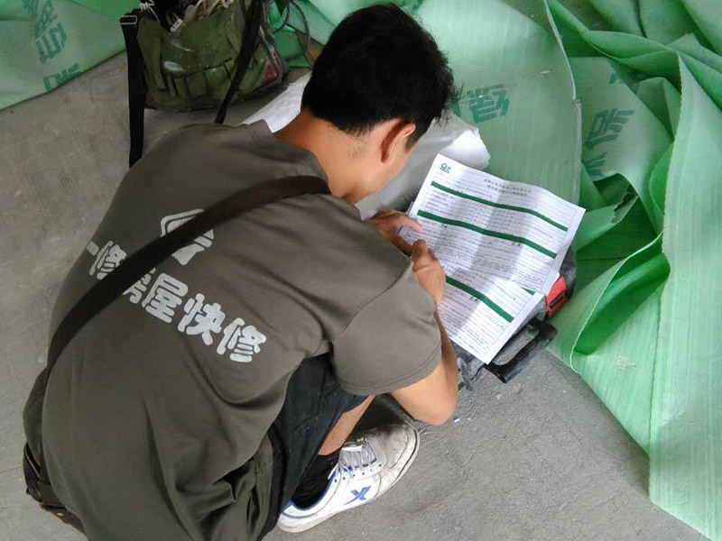 櫥柜五金安裝維修：櫥柜安裝前廚房瓷磚應(yīng)提前勾縫完成，并應(yīng)將櫥柜放置區(qū)域的地面和墻面衛(wèi)生清理干凈。五金件品質(zhì)影響整體質(zhì)量。櫥柜上的五金件是整體廚房最重要的組成部分,直接影響櫥柜的整體質(zhì)量。在合適的位置上打造出合適的鉆孔之后，就需要安裝螺絲了。對(duì)于五金拉籃的拉籃來說安裝時(shí)也需要一些漲塞，這樣才可以保證螺絲的固定更加結(jié)實(shí)，更加經(jīng)久耐用。櫥柜五金拉籃的安裝其實(shí)和櫥柜的安裝沒太大的區(qū)別，就是將滑軌安裝好后將拉籃裝上就可以了，這里要注意拉籃的水平性，不能兩邊高低不同。 裝抽屜和碗柜拉籃時(shí)，要盡量往下裝，這樣能多裝東西，充分利用空間，而拉手盡量裝在中間，如果拉手裝高，抽拉時(shí)就吃不上勁。