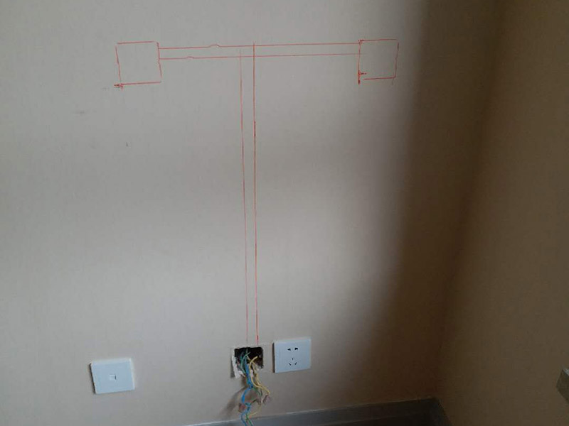 插座電路改線案例：插座離地面30公分（找平高度，毛墻要35合適），進門開關(guān)高度140公分，離門洞7到8公分適合。確定好位置以后，打上水平線，可以保證開關(guān)插座精確定位。切槽要保持先關(guān)深度一直，槽寬度一直，衛(wèi)生間可以適當(dāng)淺一點。衛(wèi)生打掃干凈以后，我們用發(fā)泡劑把底盒固定，把線管需要走的線路走好，收拾利索。穿線的時候可以把PVC管子拿掉，電線順勢穿進去，再把管子固定。 電線結(jié)完頭以后要涮錫，再用防水膠帶包裹，最后用電工膠帶包好。