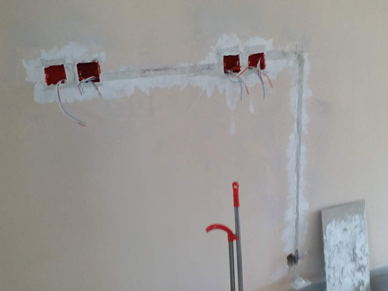 插座電路改線案例：插座離地面30公分（找平高度，毛墻要35合適），進門開關(guān)高度140公分，離門洞7到8公分適合。確定好位置以后，打上水平線，可以保證開關(guān)插座精確定位。切槽要保持先關(guān)深度一直，槽寬度一直，衛(wèi)生間可以適當(dāng)淺一點。衛(wèi)生打掃干凈以后，我們用發(fā)泡劑把底盒固定，把線管需要走的線路走好，收拾利索。穿線的時候可以把PVC管子拿掉，電線順勢穿進去，再把管子固定。 電線結(jié)完頭以后要涮錫，再用防水膠帶包裹，最后用電工膠帶包好。